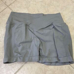 Yeoreo V-waistband  Shorts Light Grey. Size Large contoured rushed back.